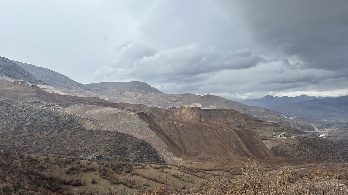 Po sesuvu půdy na východě Turecka se stále pohřešuje devět horníků